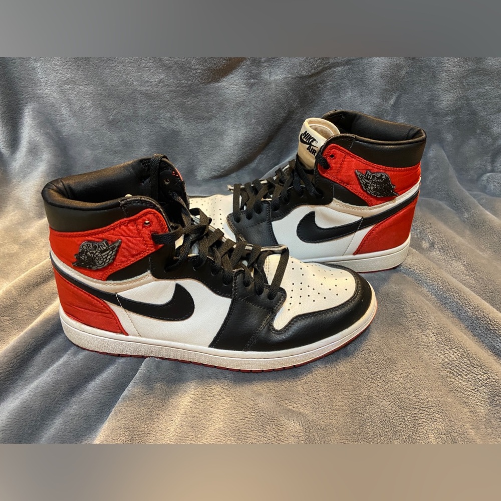 Air Jordan 1 High Retro Satin black toe